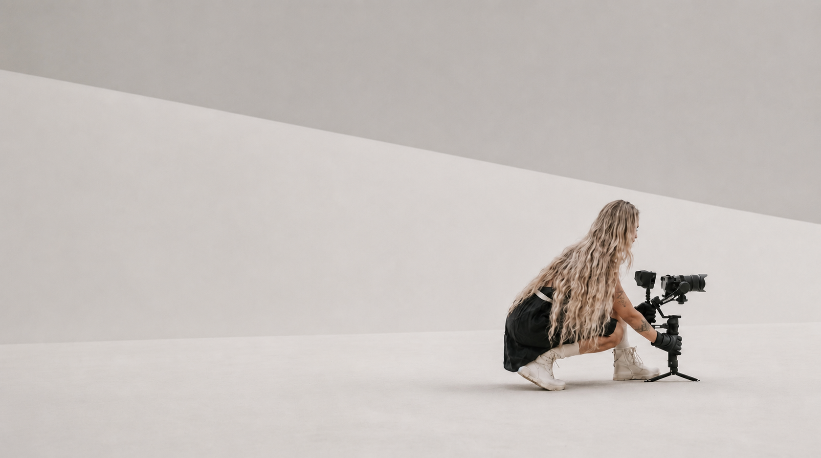 Jenna filmar med gimbal i en stilren gråbeige miljö